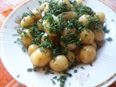 картофель с зеленью и маслом