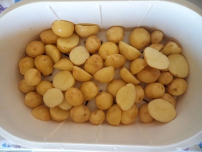 картофель в корзине пароварки