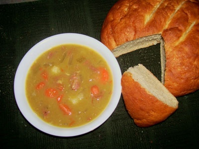тарелка с гороховым супом и хлебом