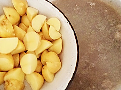 картофель в кастрюле