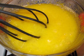 перемешиваем компоненты для лимонного крема на водяной бане