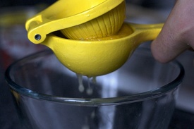 выдавить сок лимона