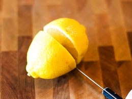 разрезаем лимон пополам