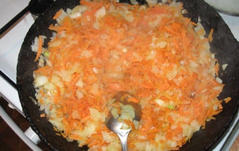 жарим морковь с луком