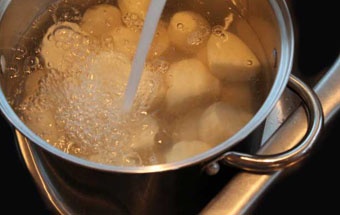 заливаем картофель водой
