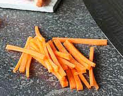 нарезаем морковь на кусочки