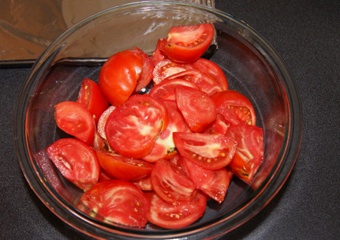 нарезаем на дольки помидоры