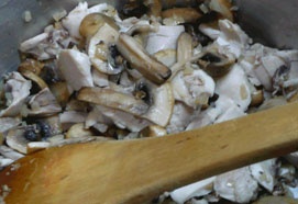 жарим лук с грибами