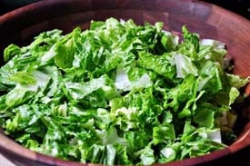 выкладываем листья салата в миску