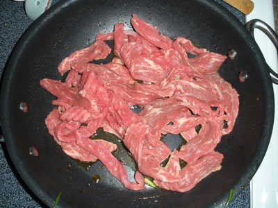 мясо на сковороде