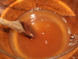 перемешиваем уксус с оливковым маслом, солью, перцем и жидким медом