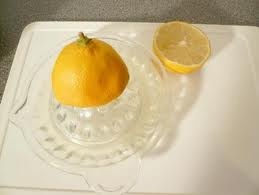 выдавливаем сок лимона
