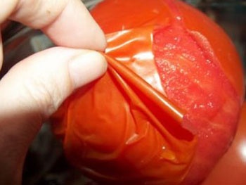 очищаем помидоры от шкурки