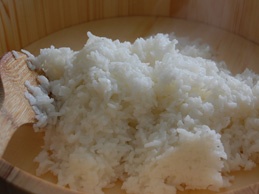 перемешиваем вареный рис с заправкой