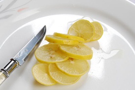 нарезаем на кружочки лимон