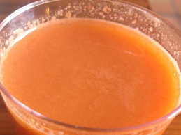 перемешиваем свежевыжатый сок моркови и клюквыс водой и сахаром
