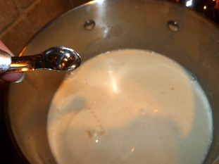 подогреваем желатин в молоке