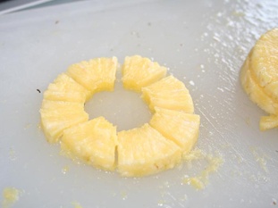 измельчаем ананасовые колечки