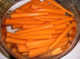 очищаем морковь от кожуры