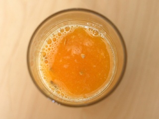 выдавливаем сок апельсина