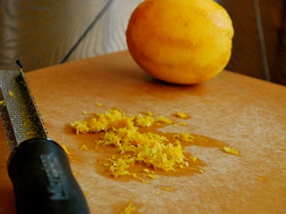 натираем кожуру апельсина