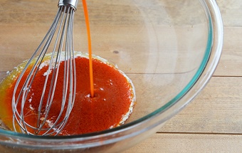 перемешиваем сливочное масло с острым томатным соусом