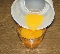 выдавить сок апельсина