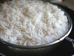 высыпаем рис в сито