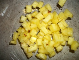 измельчаем кольца ананасов