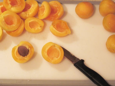 абрикосы на доске