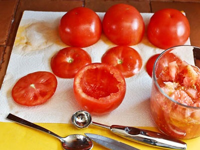 помидоры на столе