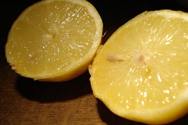 разрезаем лимон на две половинки