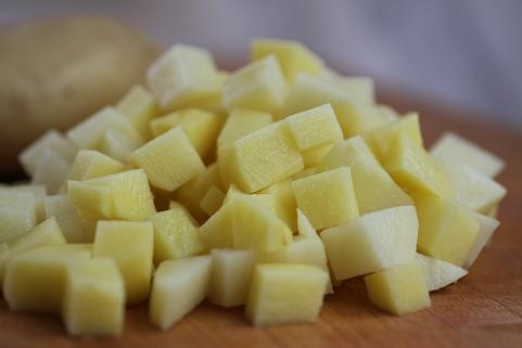 нарезанный кубиками картофель