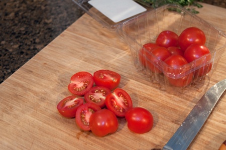 нарезанные помидоры черри