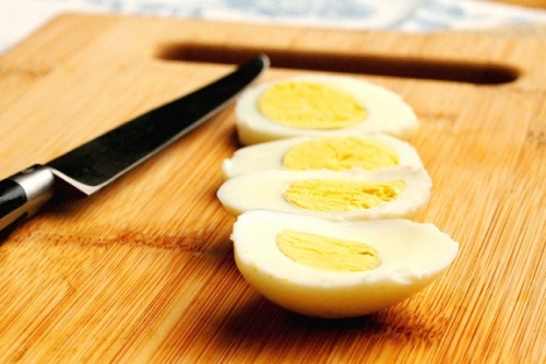 нарезанные яйца