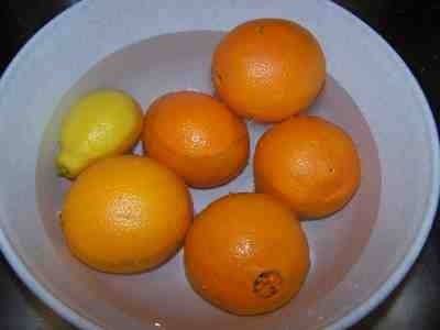 апельсины и лимон в воде