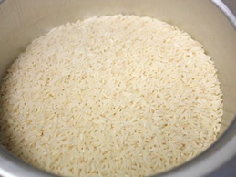 высыпаем рис в казан
