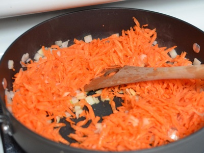 лук и морквовь на сковороде