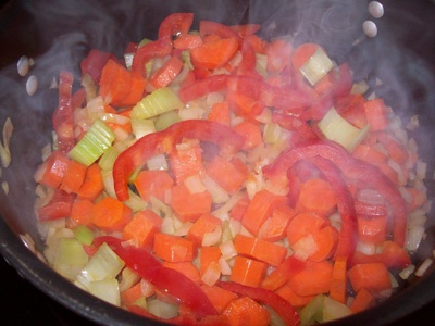 лук, морковь и перец в кастрюле