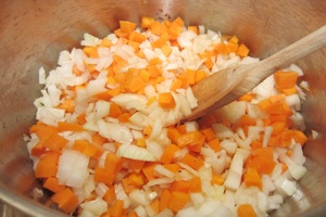 лук и морковь в кастрюле