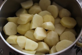 выкладываем картофельные кусочки в кастрюлю