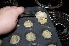 выкладываем картофельное пюре в формочки для кексов