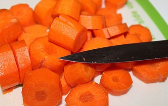 нарезаем морковь на кружочки