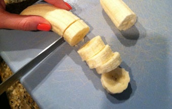 нарезаем банан на кружочки