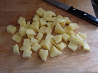 нарезаем картофель кубиками