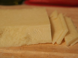 нарезаем сыр на кусочки