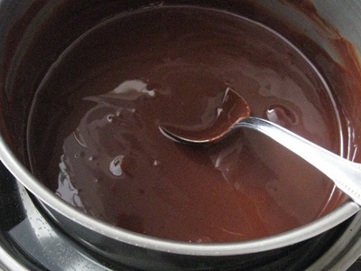 Масло с шоколадом в миске