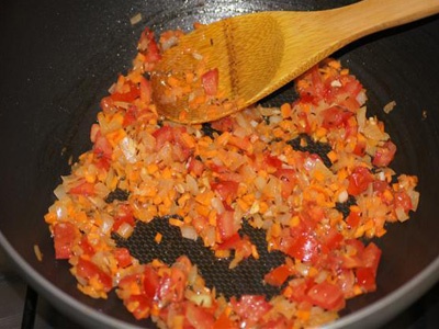 сковорода с овощами и томатом