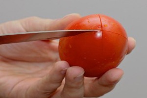 помидор в руке