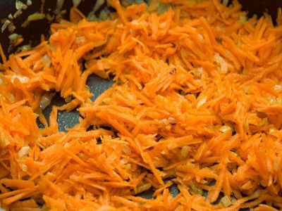 лук и морковь на сковороде